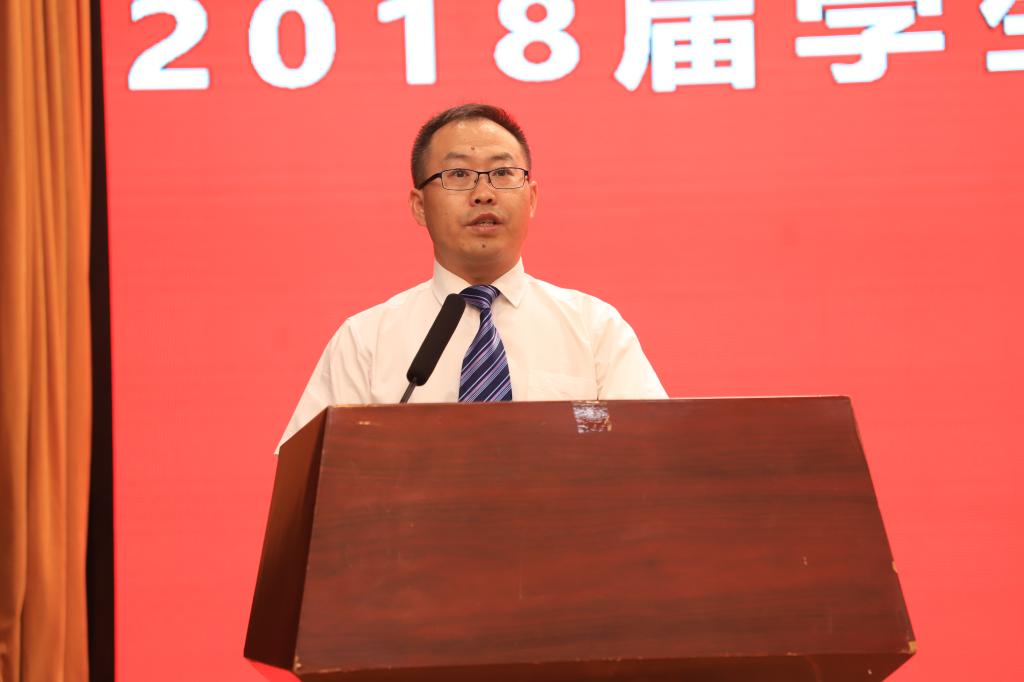 437必赢国际线路副院长李杰主持学位授予仪式并宣读《437必赢国际线路2018届本科毕业生名单》