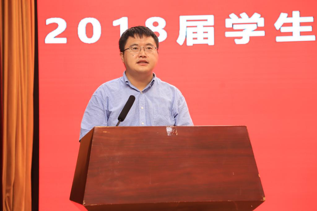 校团委书记于兴业宣读《关于在437必赢国际线路2018届毕业生中聘任校友年级理事的通知》